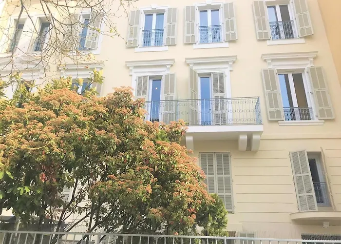 Baie Des Anges Proche Mer 102